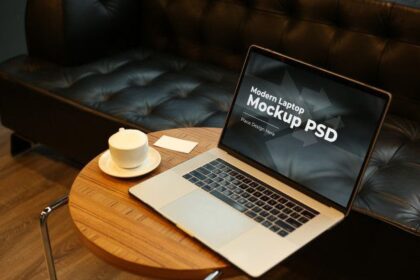 موکاپ لپ تاپ با قهوه روی میز